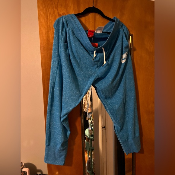 Nike Women’s Set XL zip up hoodie with Capri bottoms matching set - Picture 5 of 7